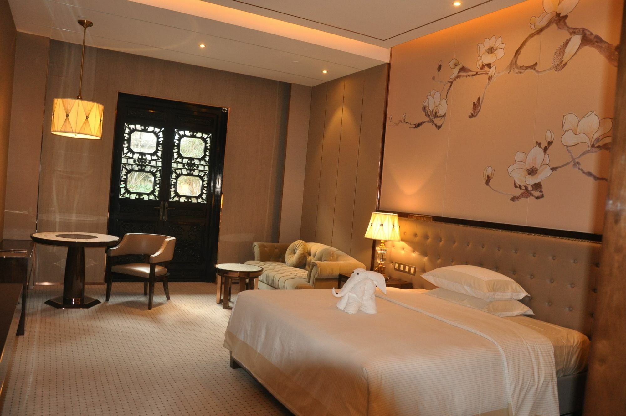 Royal Garden Hotel Shanghai-Free Shuttle To And From Disney & Pvg & Close Metro Line2 Easy To Sha New Expo Xangai Exterior foto
