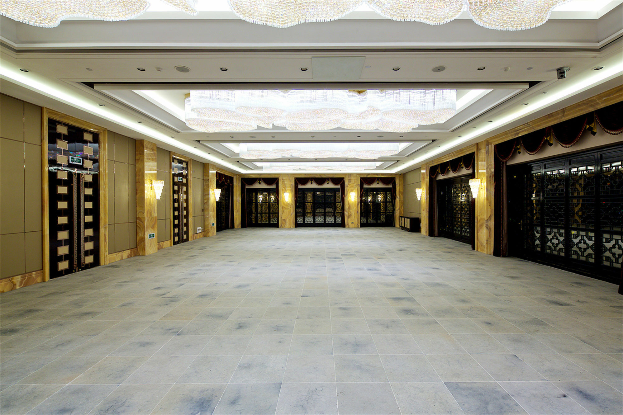 Royal Garden Hotel Shanghai-Free Shuttle To And From Disney & Pvg & Close Metro Line2 Easy To Sha New Expo Xangai Exterior foto